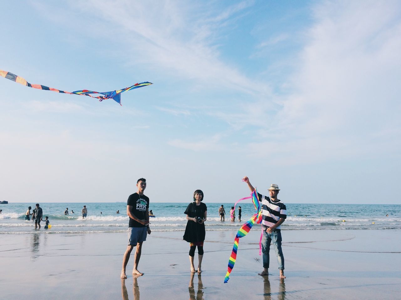 sea, beach, leisure activity, horizon over water, lifestyles, water, shore, sky, childhood, vacations, enjoyment, sand, full length, boys, men, fun, girls, togetherness, person