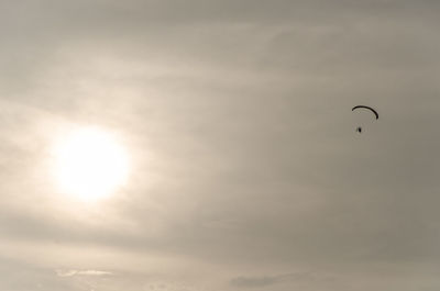 Low angle view of sun shining in sky