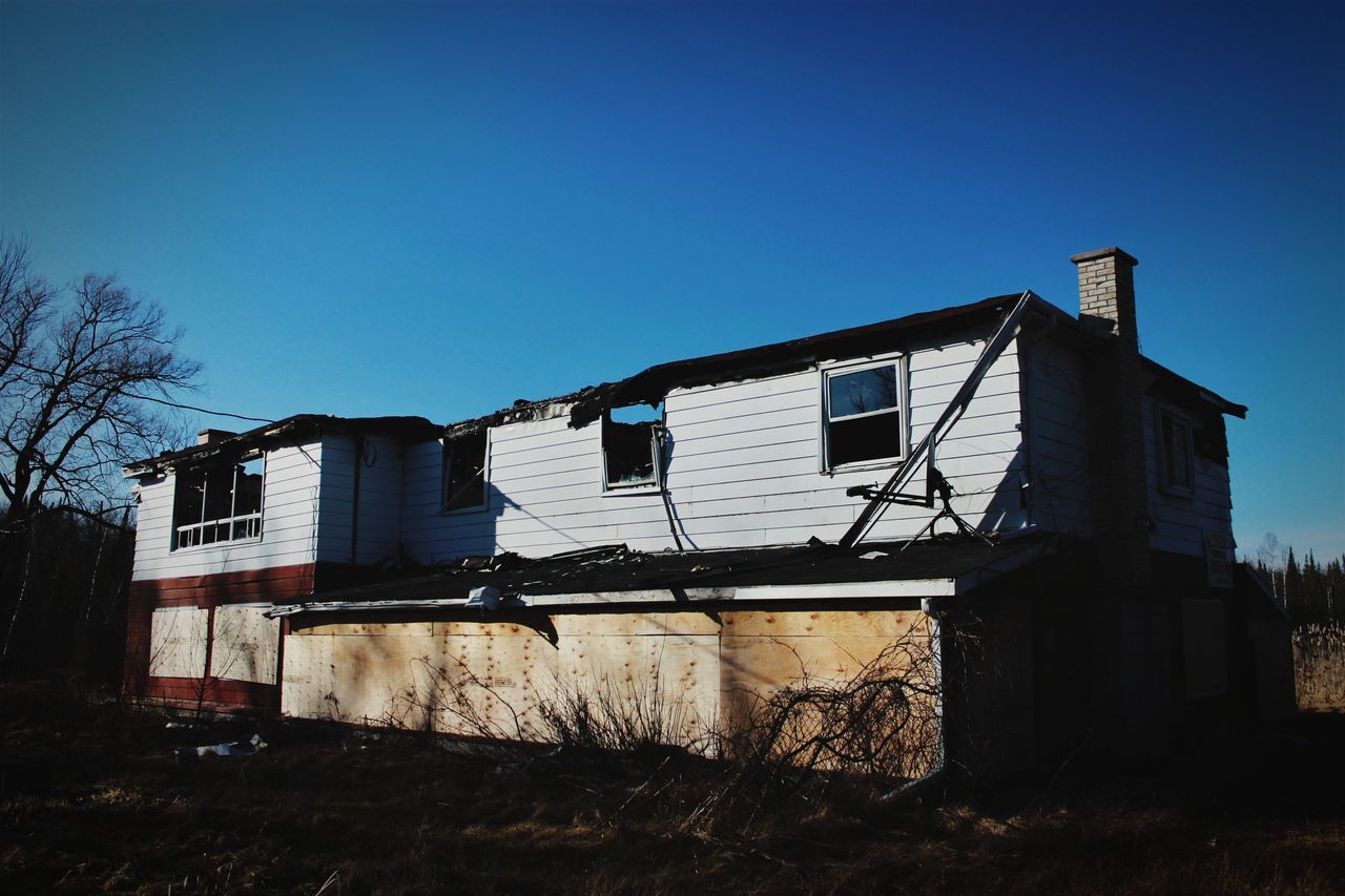 sky, architecture, building exterior, built structure, clear sky, abandoned, nature, blue, building, no people, old, copy space, day, run-down, obsolete, house, sunlight, outdoors, damaged, plant, deterioration, ruined