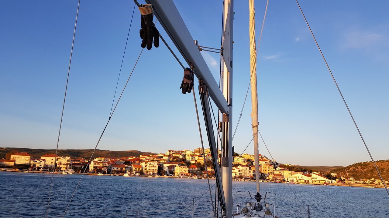 SAILBOAT ON SEA AGAINST SKY