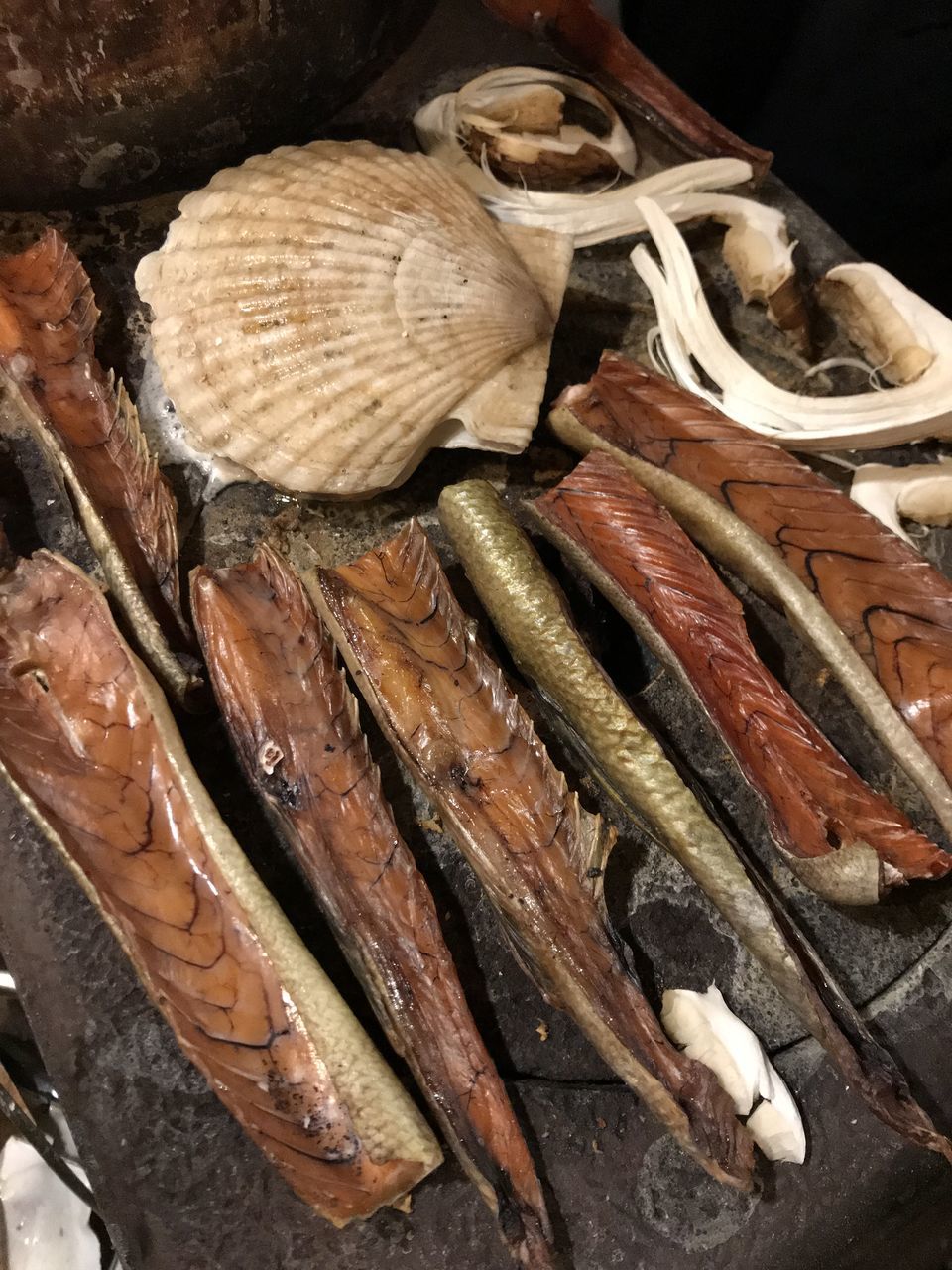 HIGH ANGLE VIEW OF DEAD FISH IN CONTAINER