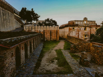 View of old building against sky at kumbhalgarh fort,rajasthan