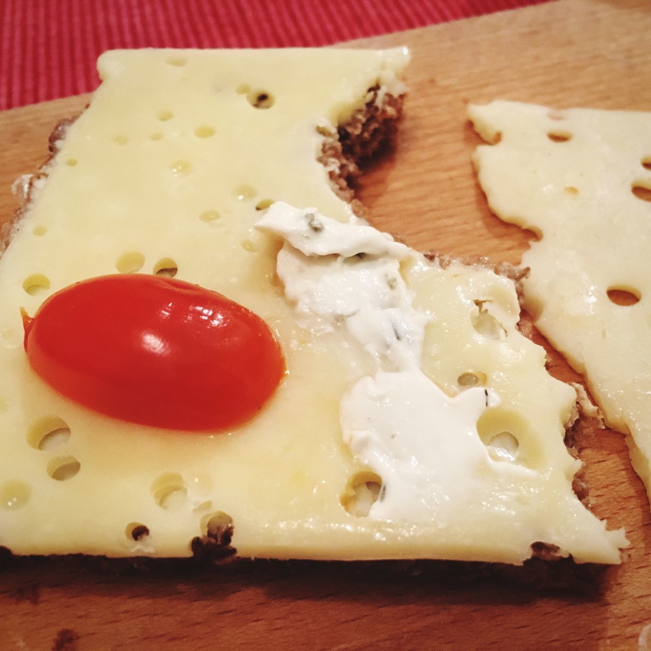 CLOSE-UP OF BREAD WITH SAUCE