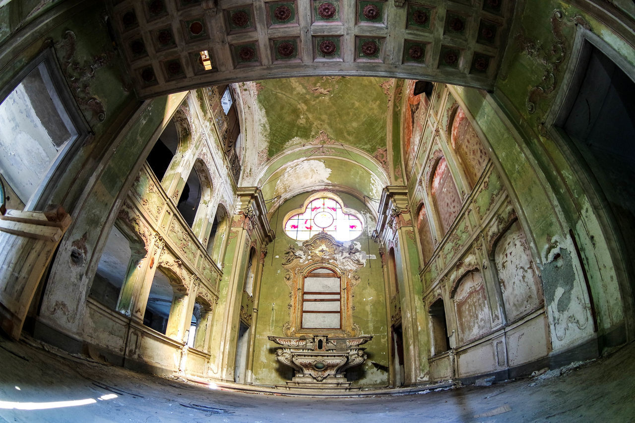 LOW ANGLE VIEW OF HISTORICAL BUILDING