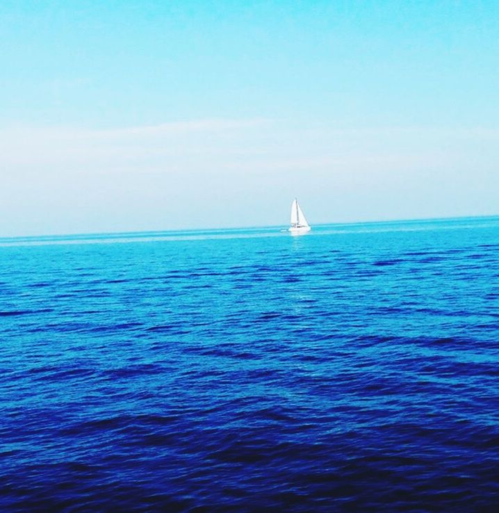 SAILBOAT IN SEA AGAINST SKY