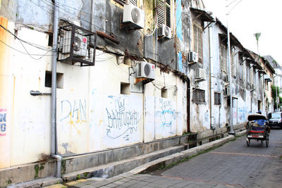 Graffiti on wall of building