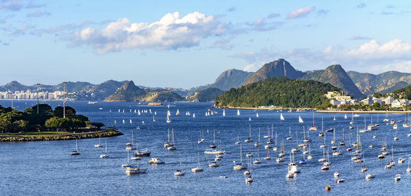 Panoramic image of guanabara bay with its boats and surrounded by the city of rio de janeiro