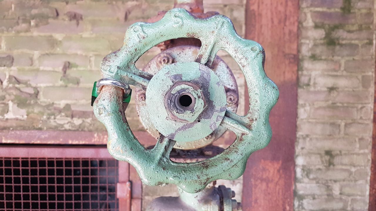 CLOSE-UP OF OLD RUSTY WALL