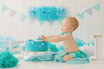 A one-year-old boy tries his first birthday cake