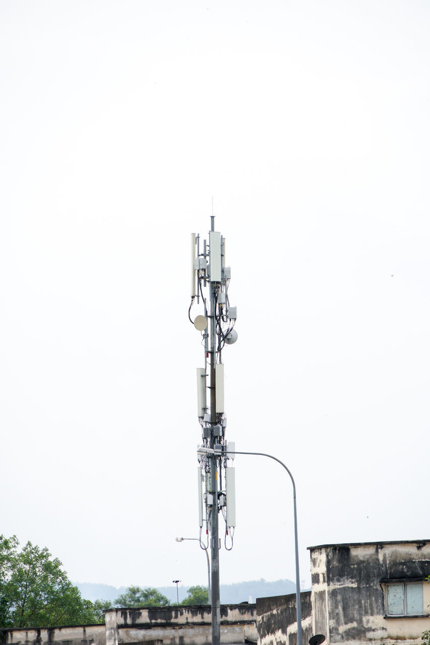 technology, architecture, sky, built structure, communication, copy space, communications tower, no people, day, nature, lighting, clear sky, antenna, mast, broadcasting, building exterior, vehicle, outdoors, satellite, city, satellite dish, tower, telecommunications equipment, street, transportation, street light