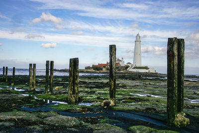 Whitley bay lighthouse on st. mary's island at low tide