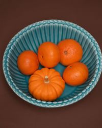 Close-up of oranges in plate on table