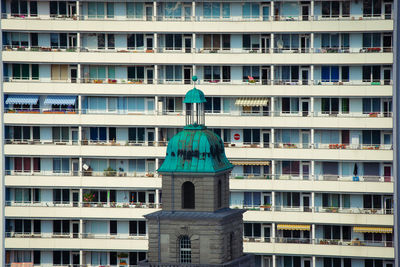Blick vom berliner dom. alte kuppel und neue wohnblocks 