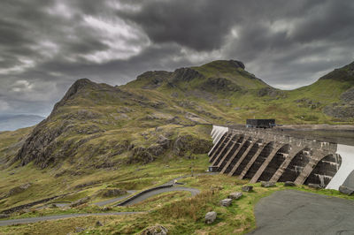 Stwlan dam and the moelwyn mountains near blaenau ffestiniog in snowdonia.