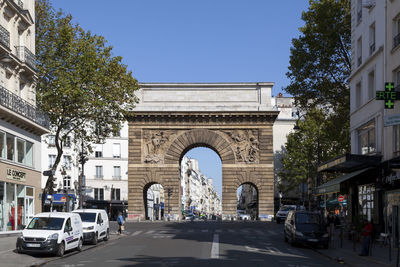 Paris, france - september 21 2022 - the porte saint-martin is a city gates of paris.