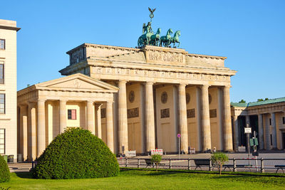 The famous brandenburg gate in berlin early in the morning