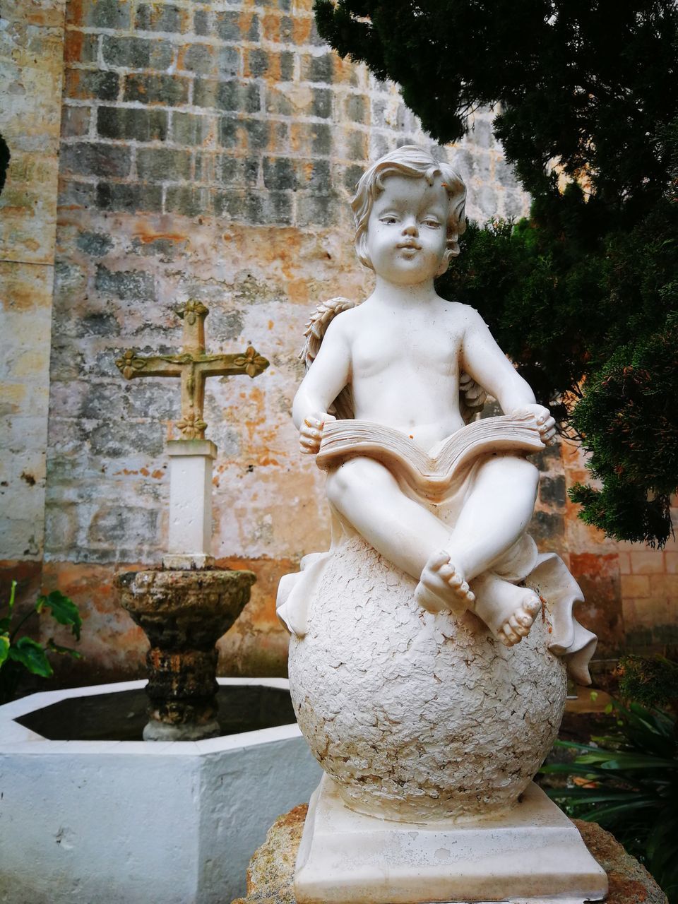 STATUE OF ANGEL AGAINST WALL