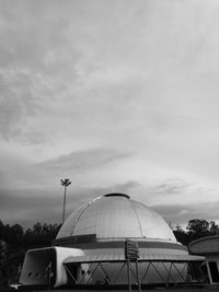 Silhouette of ferris wheel against sky