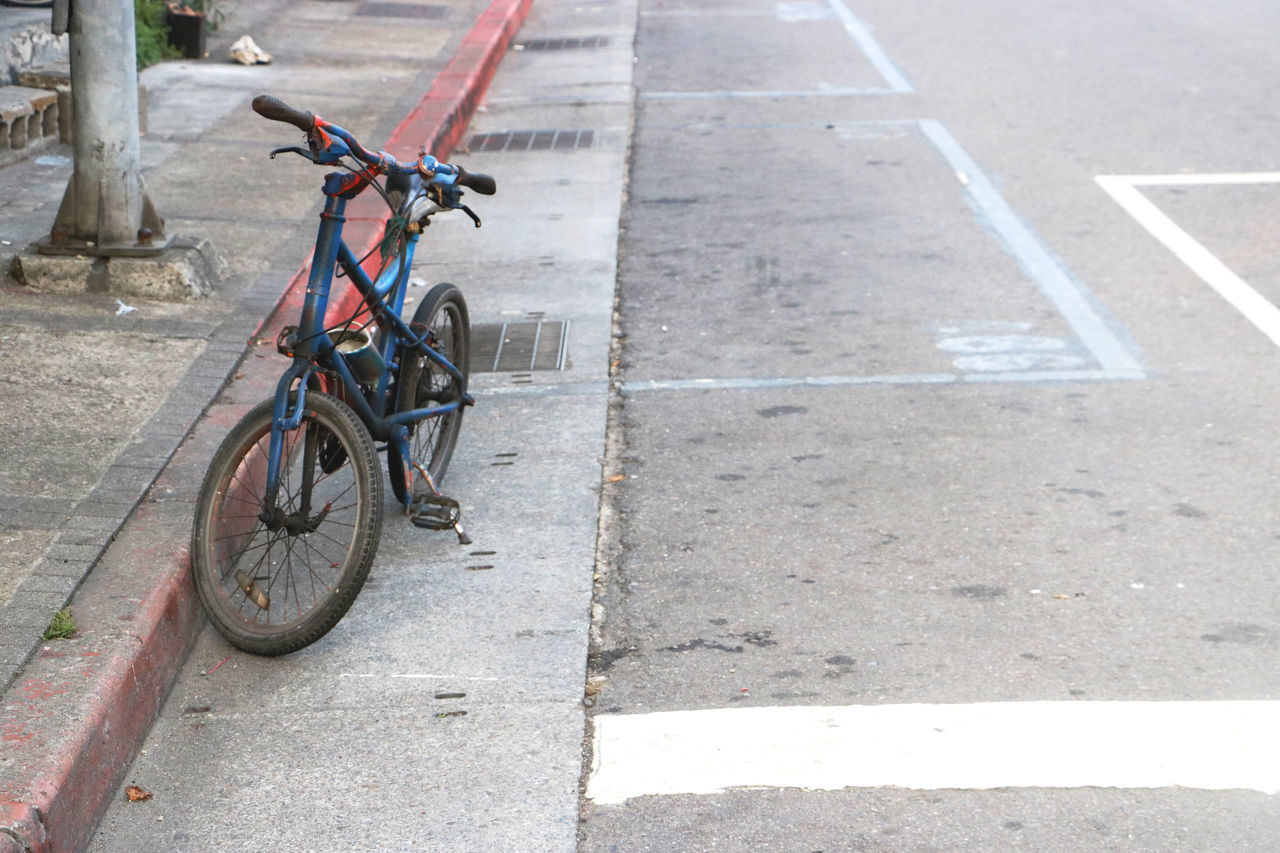 HIGH ANGLE VIEW OF BICYCLE PARKED ON STREET