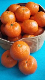 Close-up of oranges in bowl