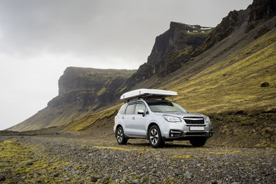 Car on gravel road near mt. lómagnúpur