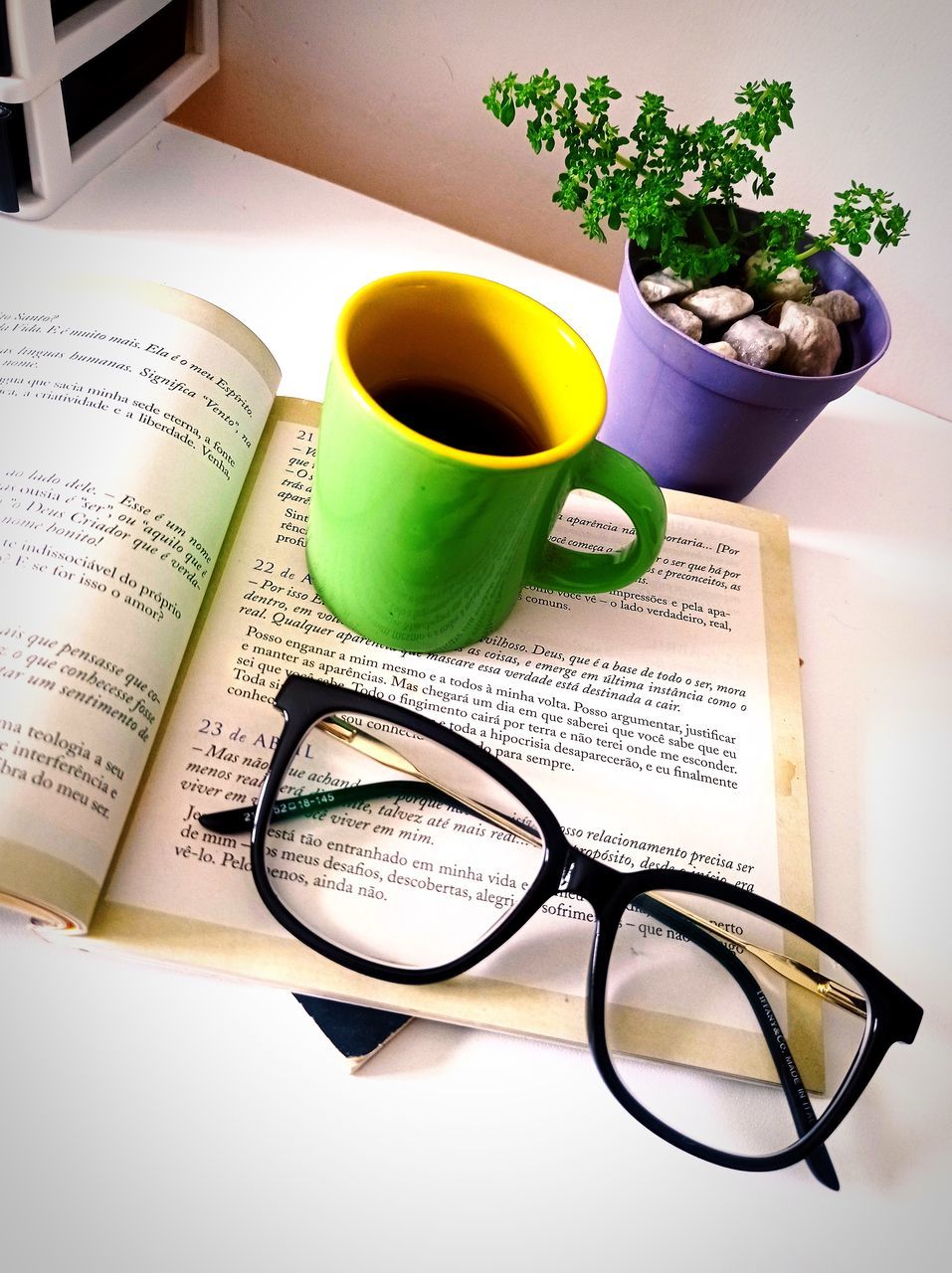 HIGH ANGLE VIEW OF EYEGLASSES ON TABLE