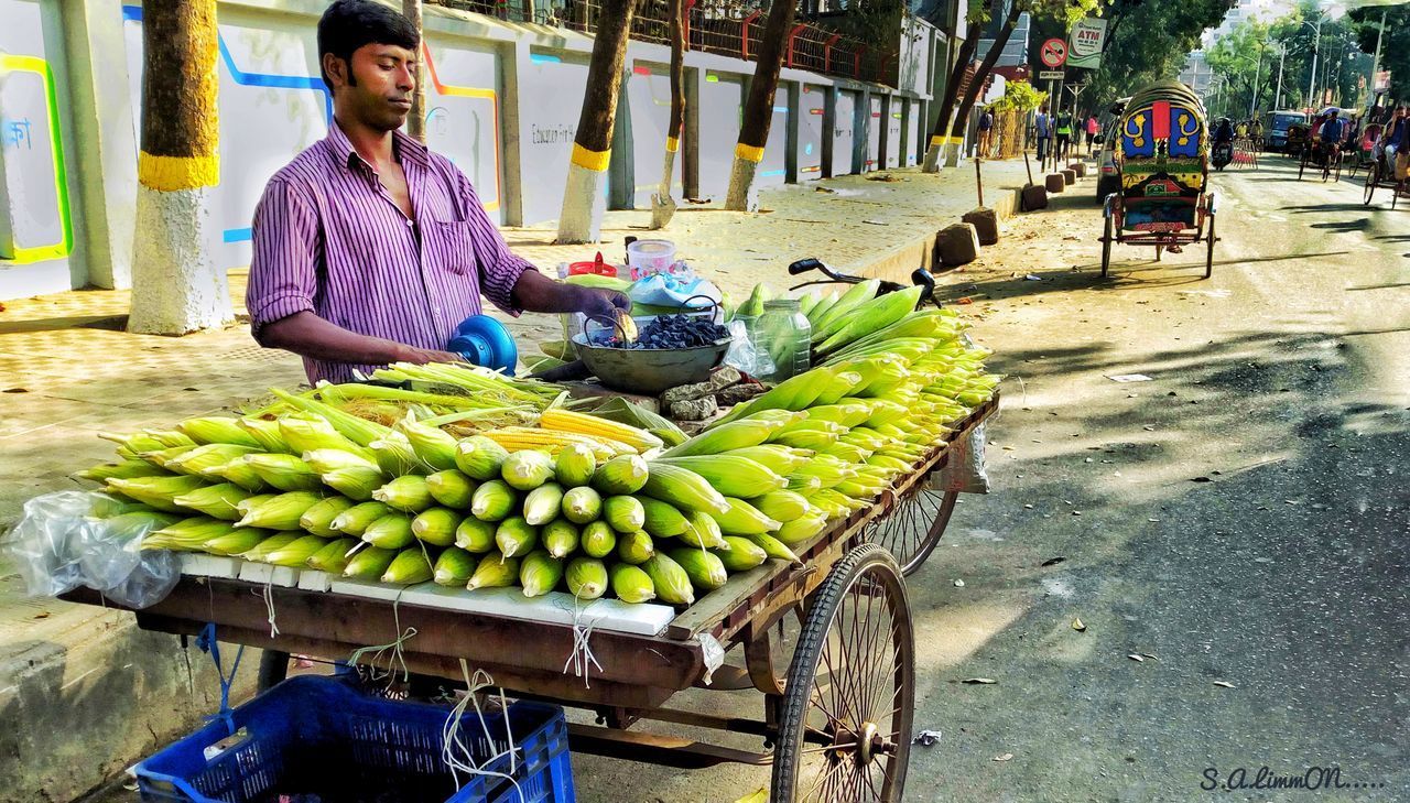 FULL LENGTH OF A FRUITS IN MARKET