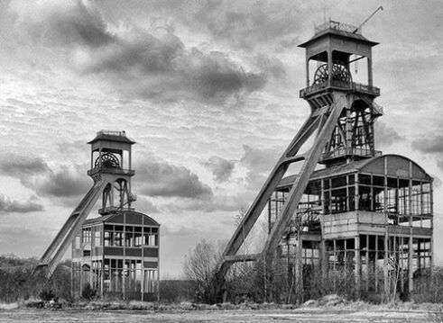 VIEW OF BUILT STRUCTURE AGAINST CLOUDY SKY