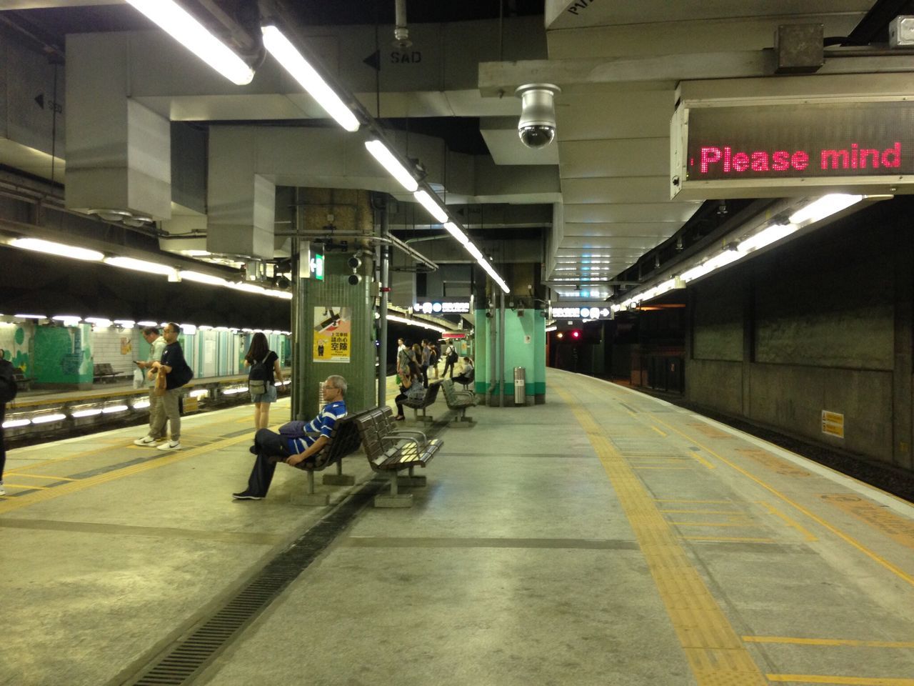 transportation, men, public transportation, mode of transport, railroad station, railroad station platform, built structure, text, architecture, lifestyles, communication, rail transportation, travel, the way forward, subway station, city life, information sign, walking, person