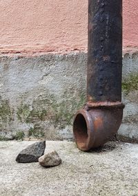 Rusty pipe on wall