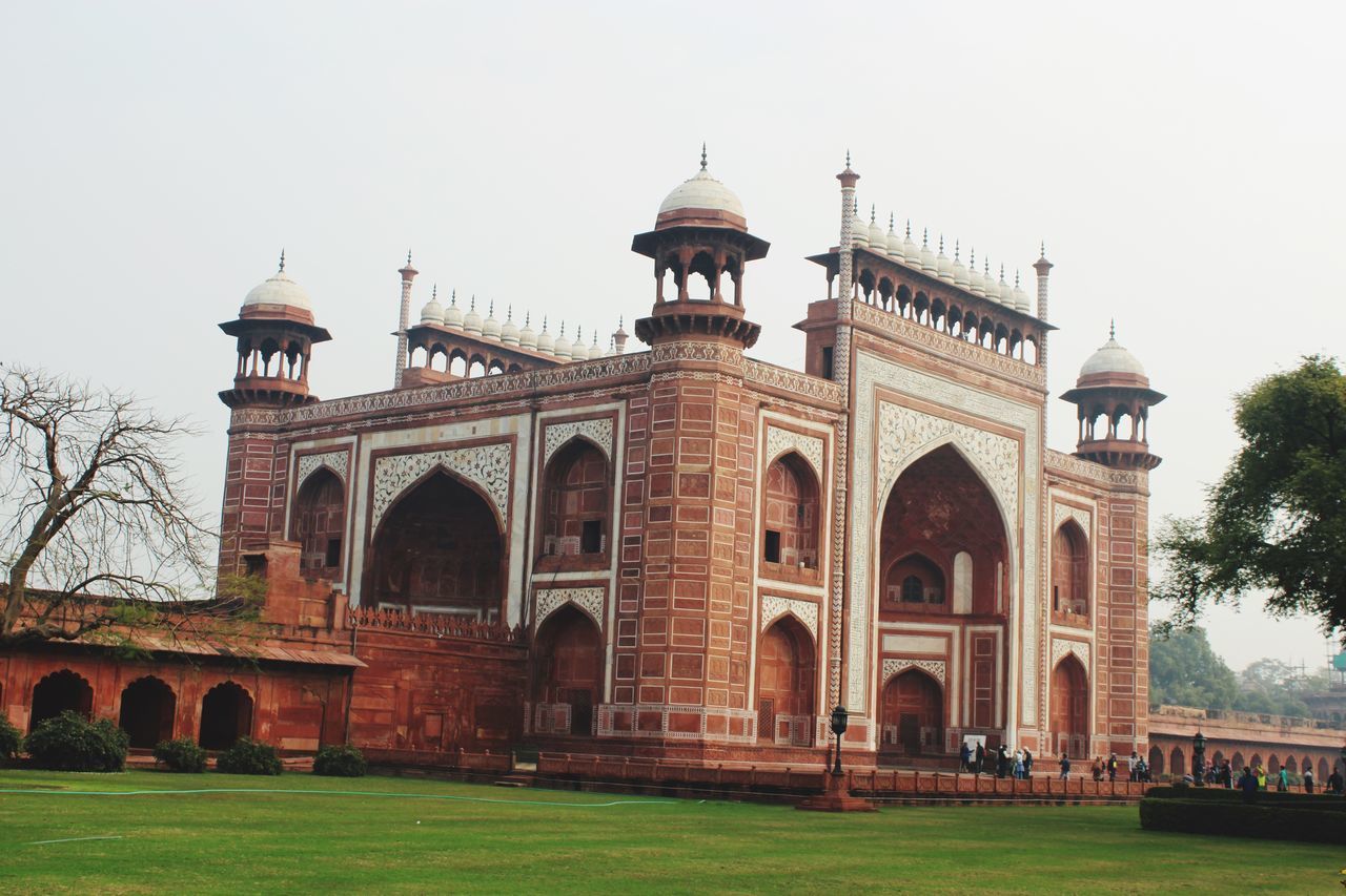 VIEW OF HISTORICAL BUILDING AGAINST SKY