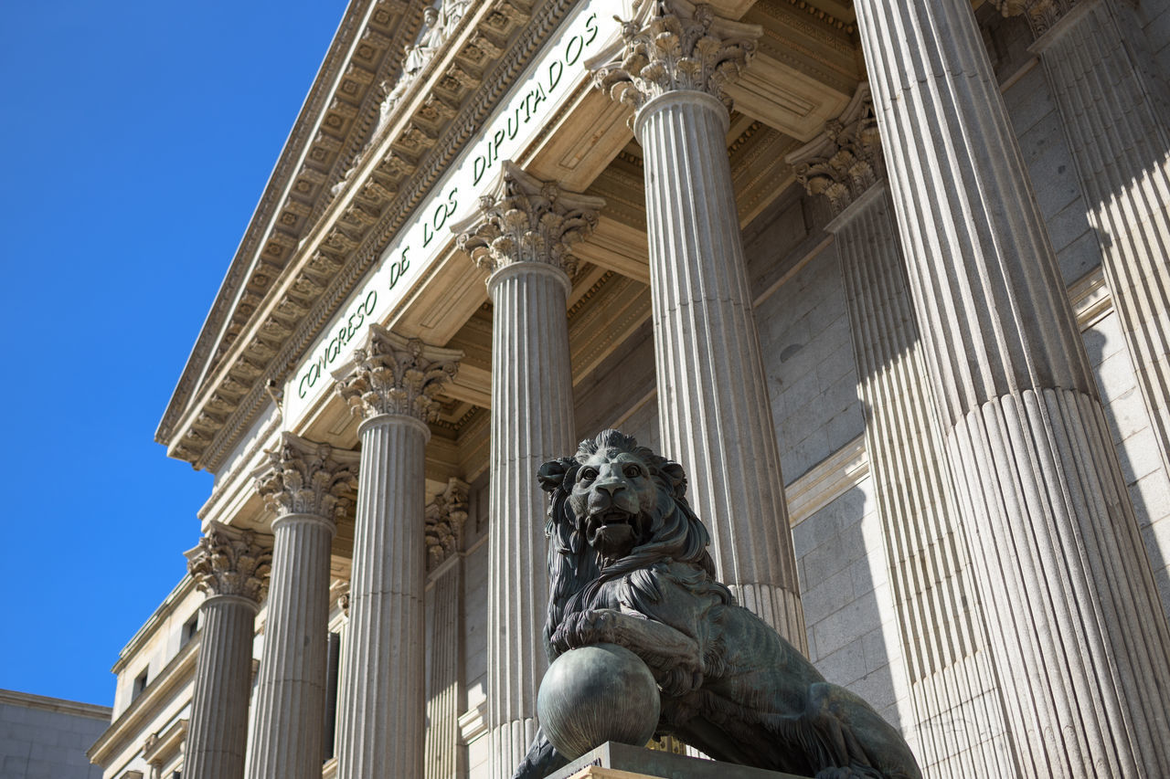 LOW ANGLE VIEW OF STATUE OF BUILDING