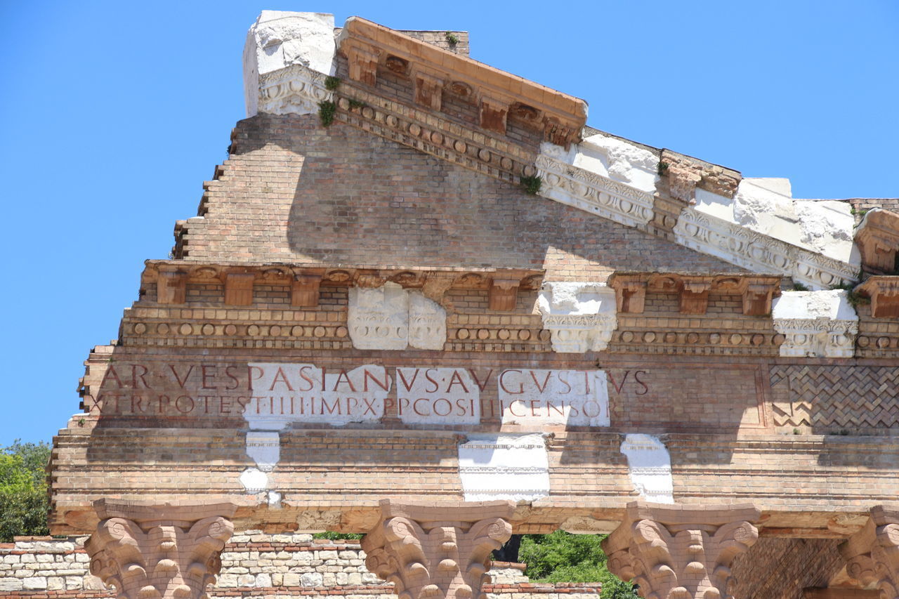 LOW ANGLE VIEW OF HISTORICAL BUILDING AGAINST CLEAR SKY