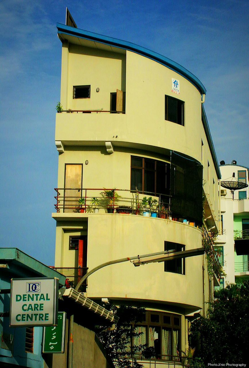 LOW ANGLE VIEW OF BUILDINGS AGAINST SKY