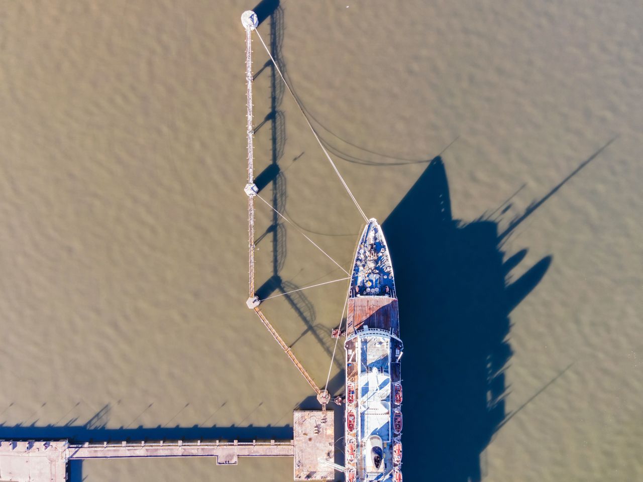 HIGH ANGLE VIEW OF SAILBOAT AGAINST SEA