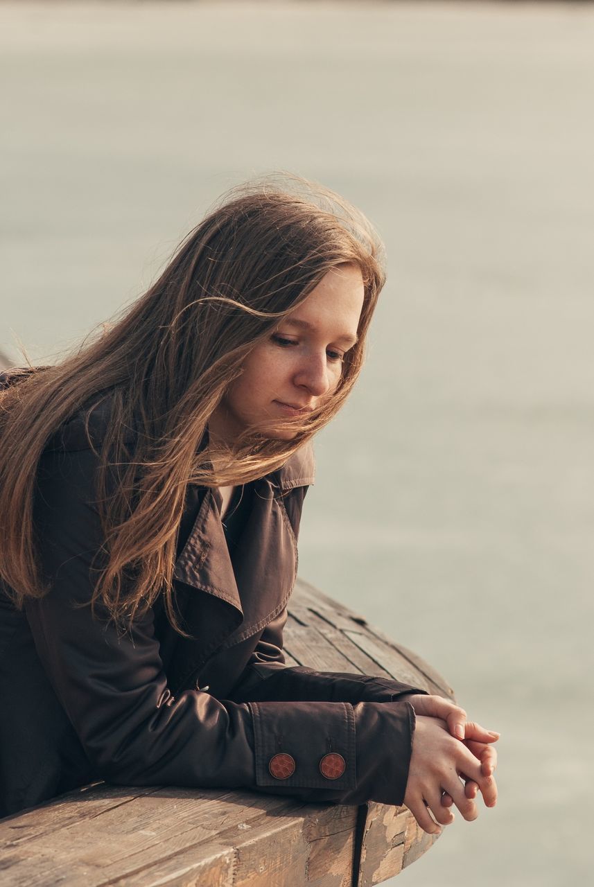 young adult, person, young women, lifestyles, portrait, casual clothing, looking at camera, long hair, leisure activity, front view, smiling, focus on foreground, waist up, standing, three quarter length, happiness