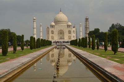 Reflection of taj mahal on reflecting pool