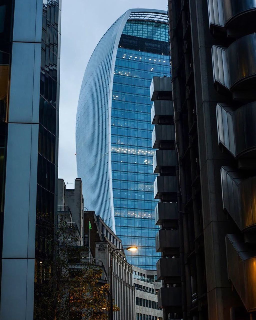 LOW ANGLE VIEW OF MODERN BUILDINGS AGAINST SKY IN CITY