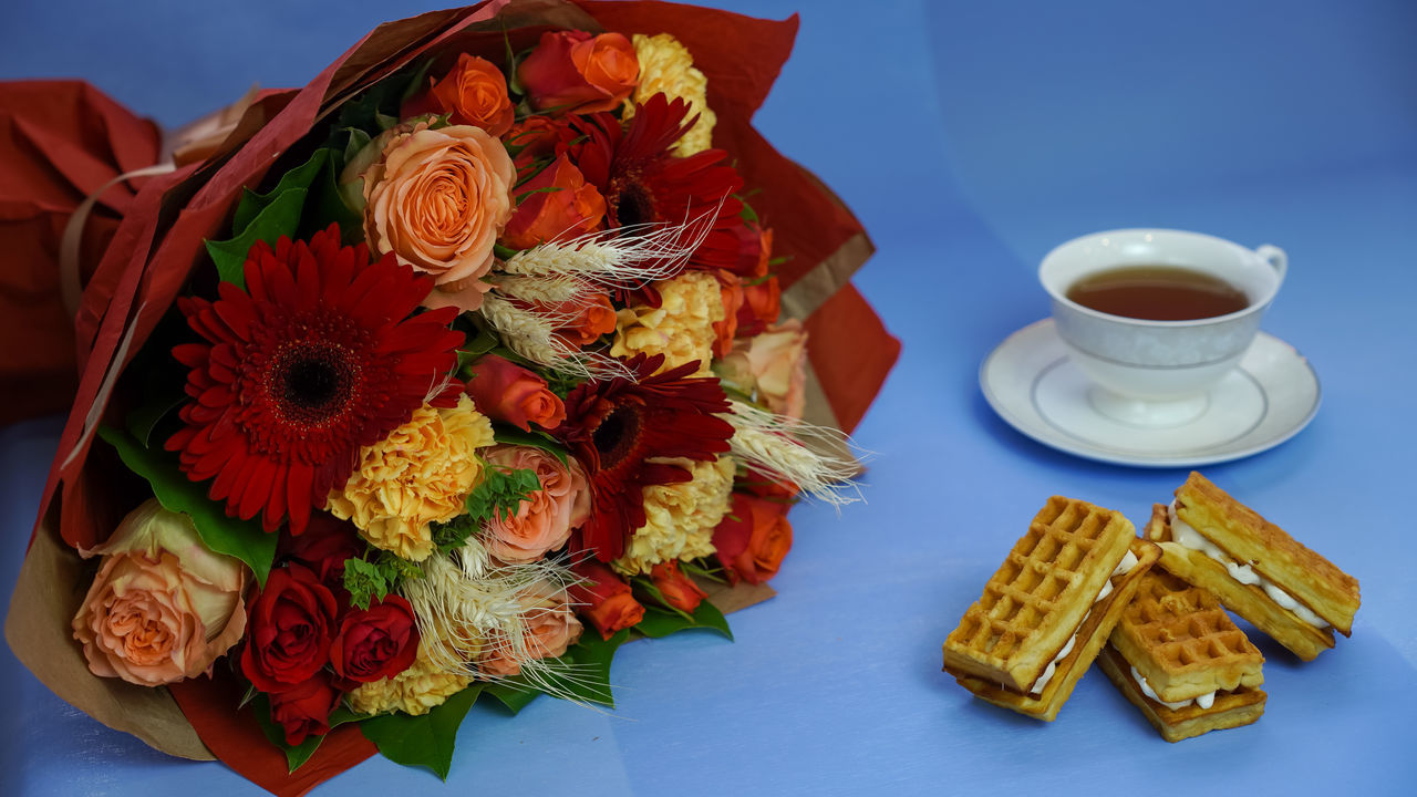 HIGH ANGLE VIEW OF BOUQUET ON TABLE