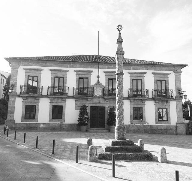 VIEW OF BUILT STRUCTURE AGAINST SKY