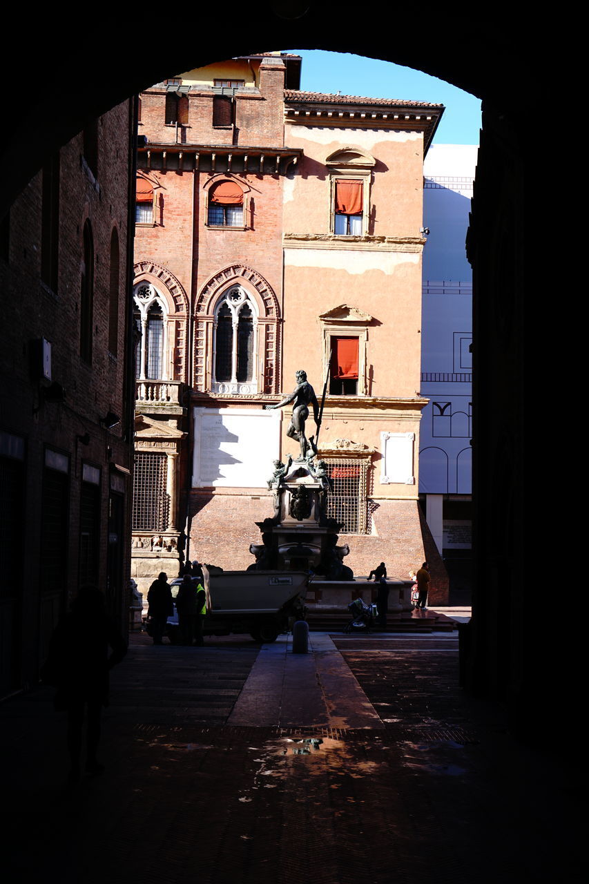 STATUE OF BUILDING