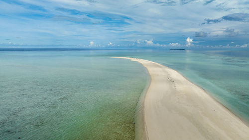 Sandy beach with crystal clear water in the tropics. timba timba islet. borneo, sabah, malaysia.