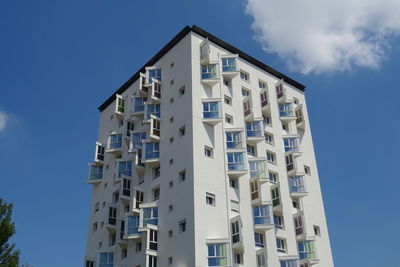 It is a building of social housing, a tower that develops 47 meters high with 14 floors.