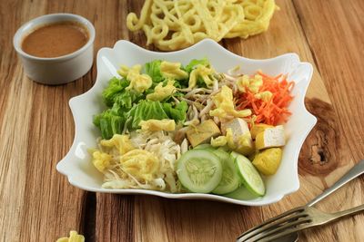 Asinan betawi. indonesian raw vegetable and yellow tofu bean curd with tangy peanut dressing 