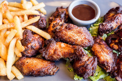 Chicken wings with french fries