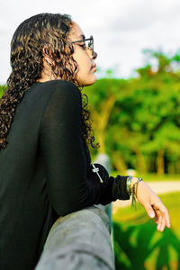 Side view of young woman in park