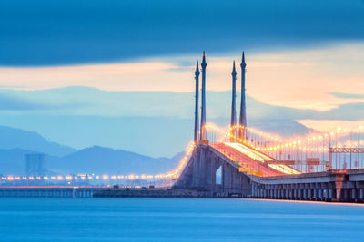 Golden gate bridge over river in city