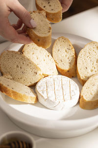 Cooking baked brie with grilled bread