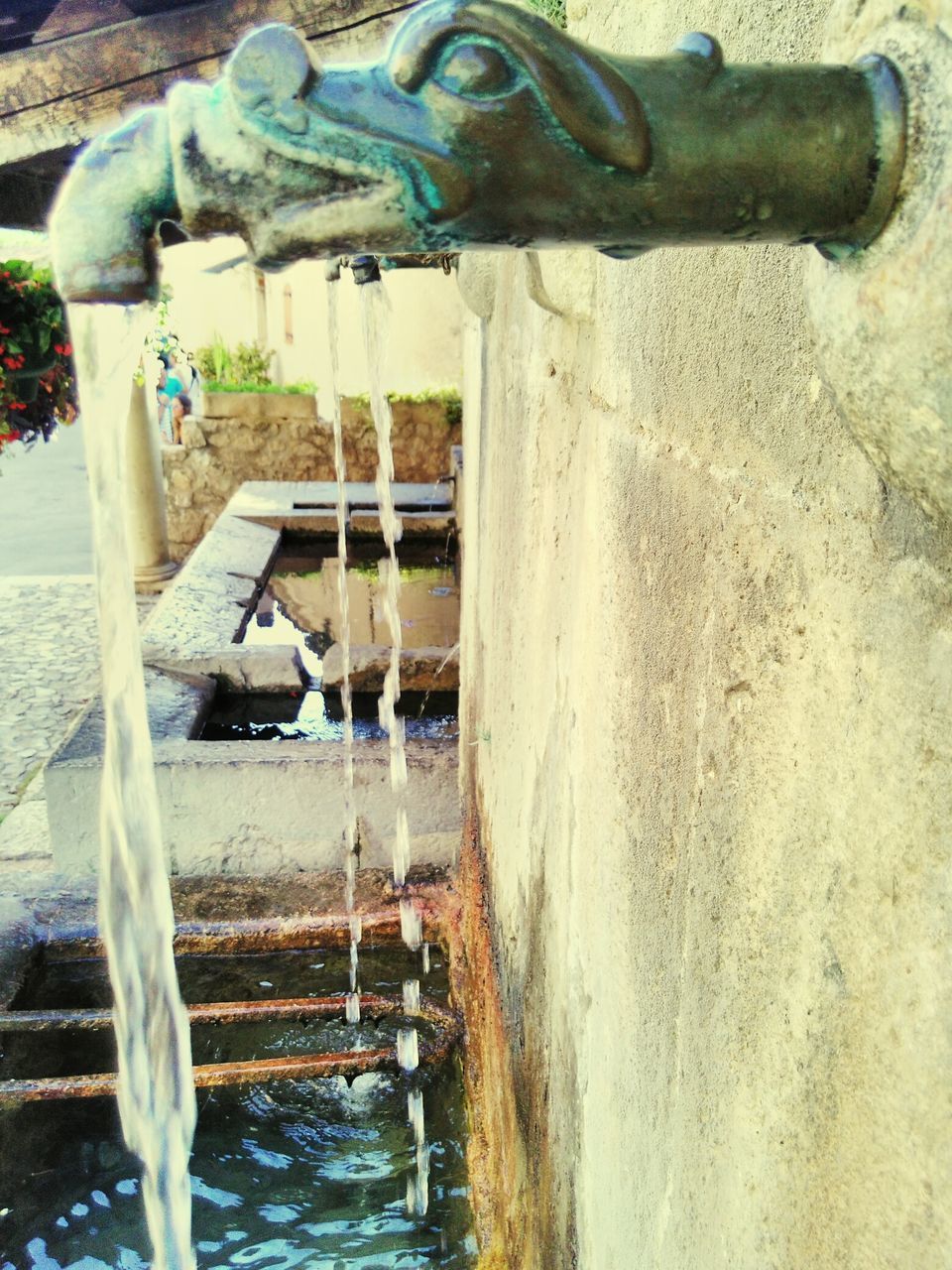 CLOSE-UP OF WATER IN CONTAINER