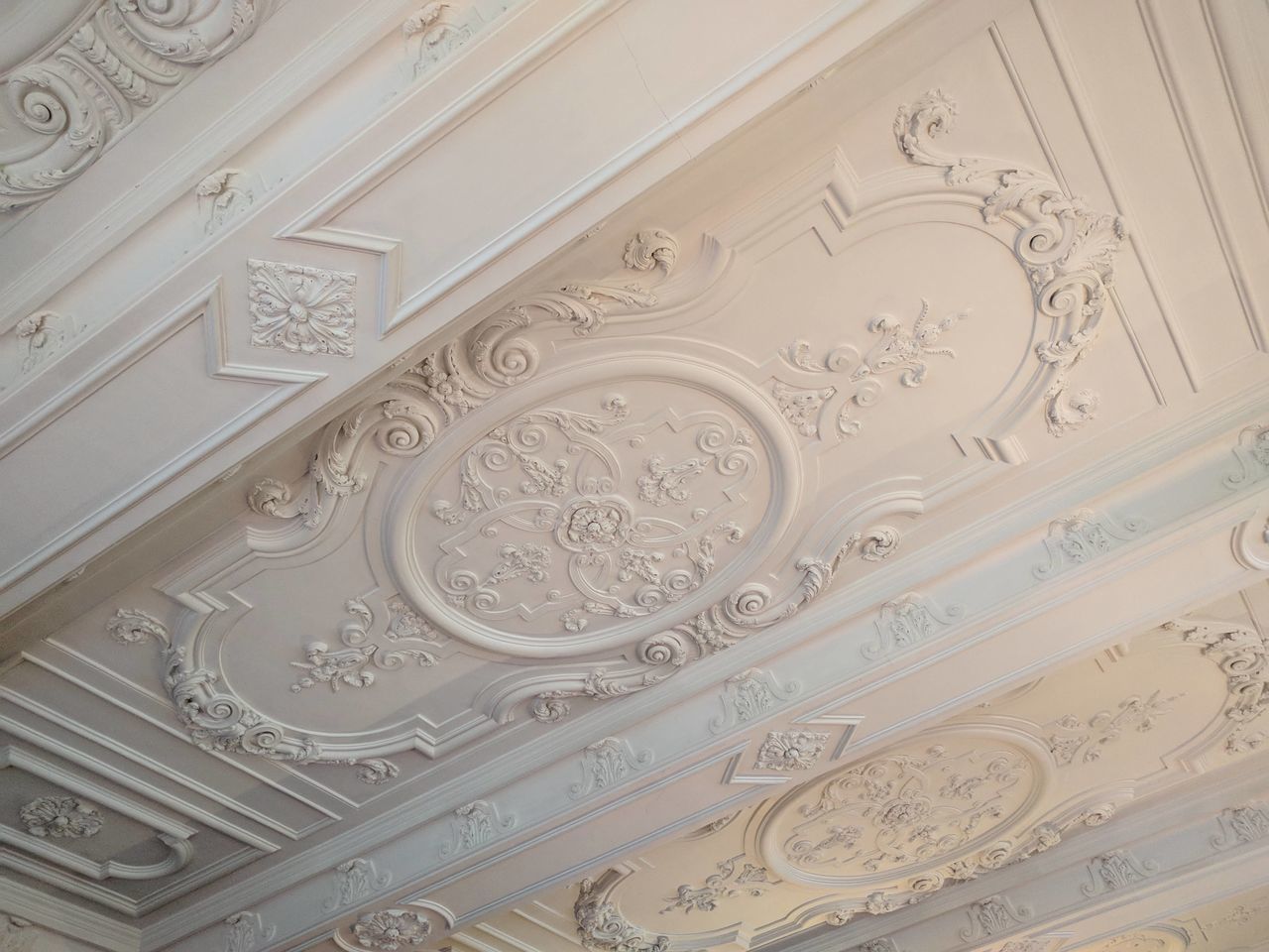 LOW ANGLE VIEW OF CEILING